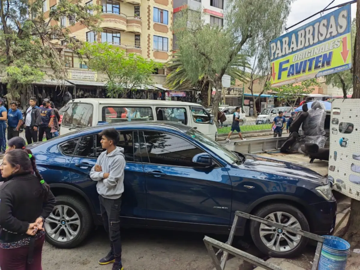 "Por usar el celular": Conductor de trufi arrastró a tres personas y ocasionó una colisión múltiple